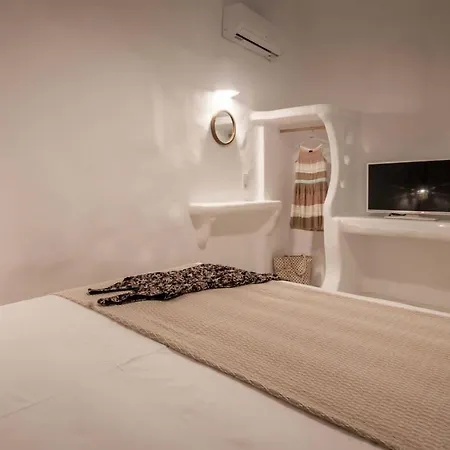 Petra Mini Pool Apartment Adamantas (Milos)