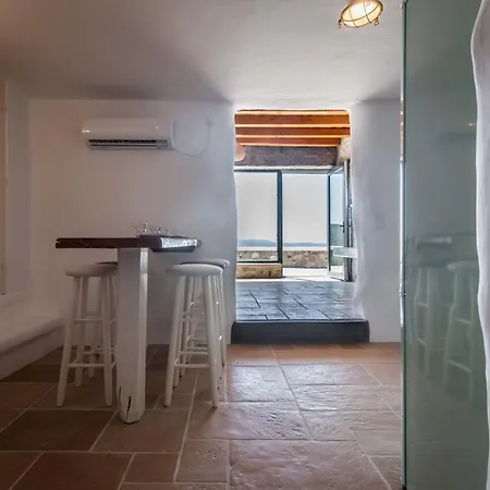 Petra Mini Pool Apartment Adamantas (Milos)
