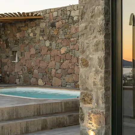 Petra Mini Pool Apartment Adamantas (Milos)