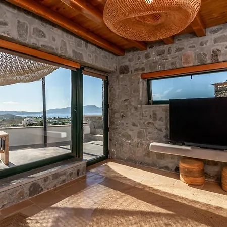 Petra Mini Pool Apartment Adamantas (Milos)