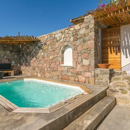Petra Mini Pool Apartment Adamantas (Milos)