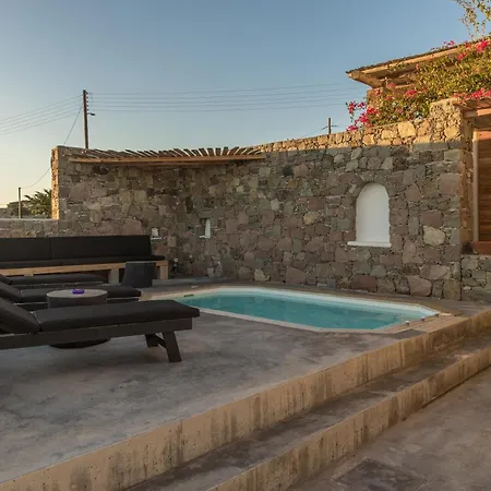 Petra Mini Pool Adamantas (Milos)