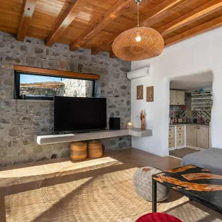 Petra Mini Pool Adamantas (Milos)