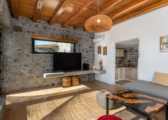 Petra Mini Pool Adamantas (Milos)